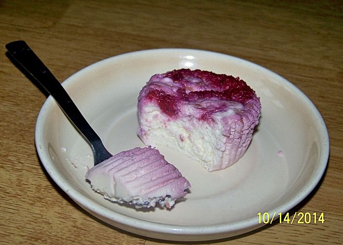 Mini serniczki z malinowym puree Mini serniczki z malinowym puree