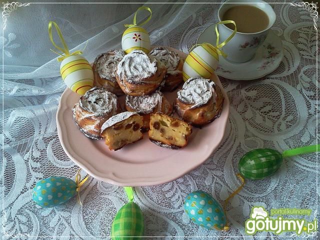 Mini serniczki z rodzynkami i cukrem pud Mini serniczki z rodzynkami i cukrem pud