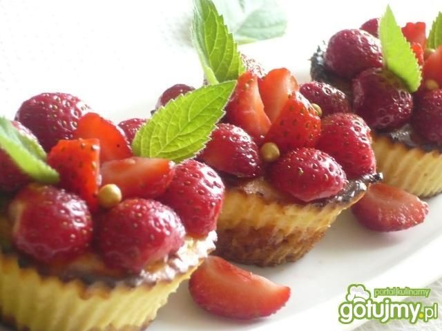Mini serniczki z truskawkami