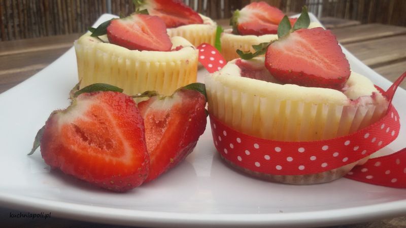 Mini serniczki z truskawkami