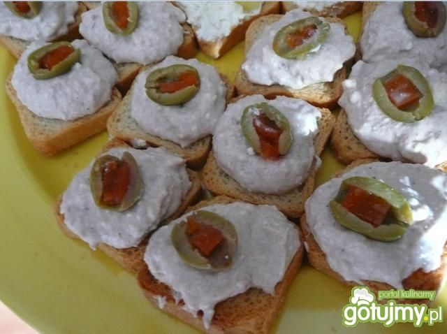 Mini sucharki z tuńczykiem i oliwką  Mini sucharki z tuńczykiem i oliwką