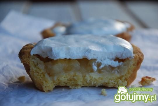 Mini szarlotki w bezowych czapeczkach