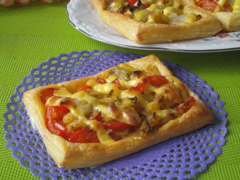 Mini tarty na cieście francuskim z kapustą Mini tarty na cieście francuskim z kapustą