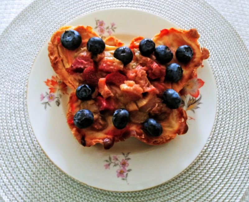 Mini-tarty z budyniem, rabarbarem i borówkami