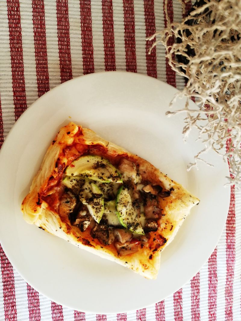 Mini tarty z cukinią i pieczarkami Mini tarty z cukinią i pieczarkami