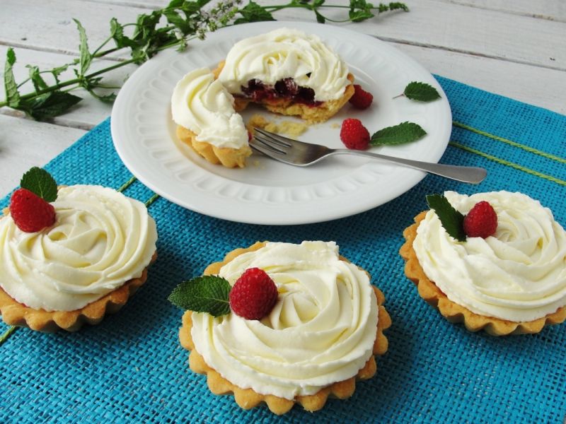 Mini tarty z malinami i kremem z białej czekolady Mini tarty z malinami i kremem z białej czekolady