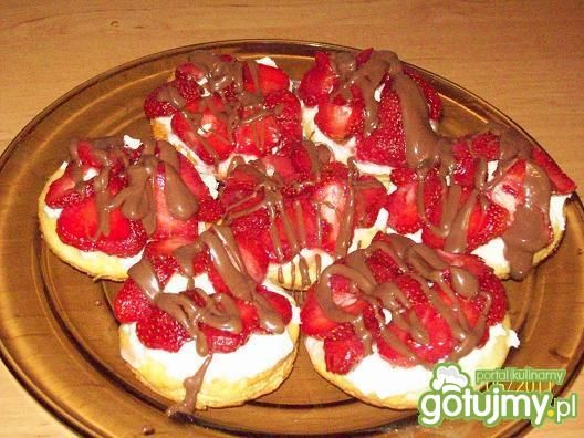 Mini tarty z truskawkami i czekoladą