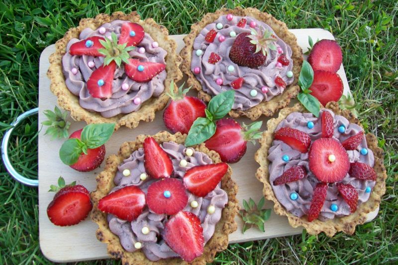 Mini tarty z truskawkami i czekoladową śmietanką