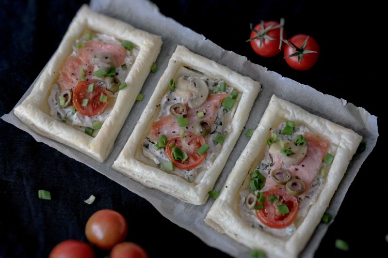 Mini tarty z wędzonym łososiem