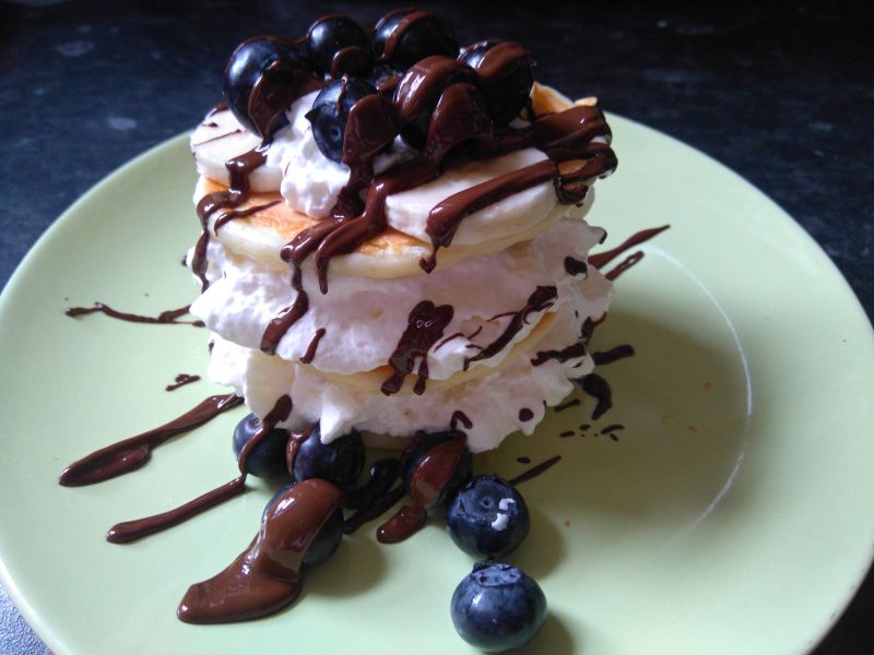 Mini torcik naleśnikowy z bitą śmietaną Mini torcik naleśnikowy z bitą śmietaną