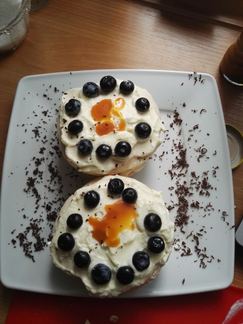 Mini-torciki bezowe z borówkowym kremem Mini-torciki bezowe z borówkowym kremem