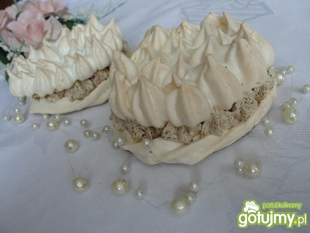 Mini torciki bezowe z kremem kawowym 