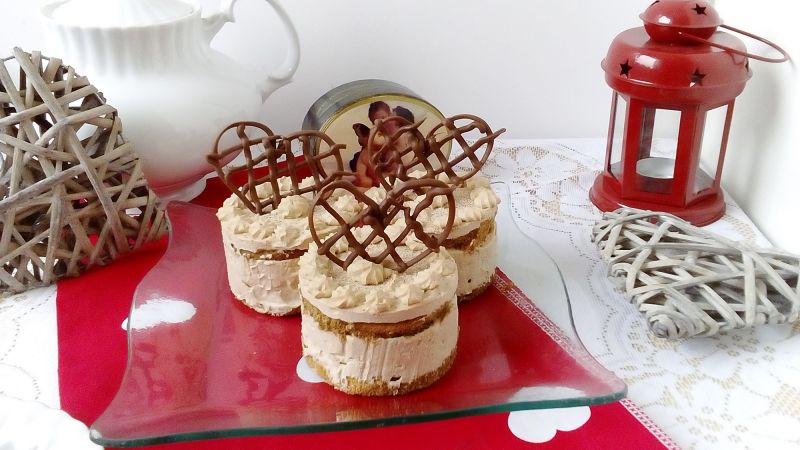 Mini torciki cappuccino z niespodzianką  Mini torciki cappuccino z niespodzianką