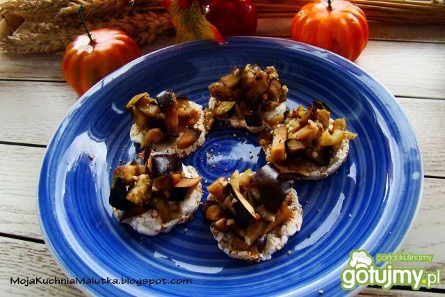 Mini wafelki z salsą bakłażanową 