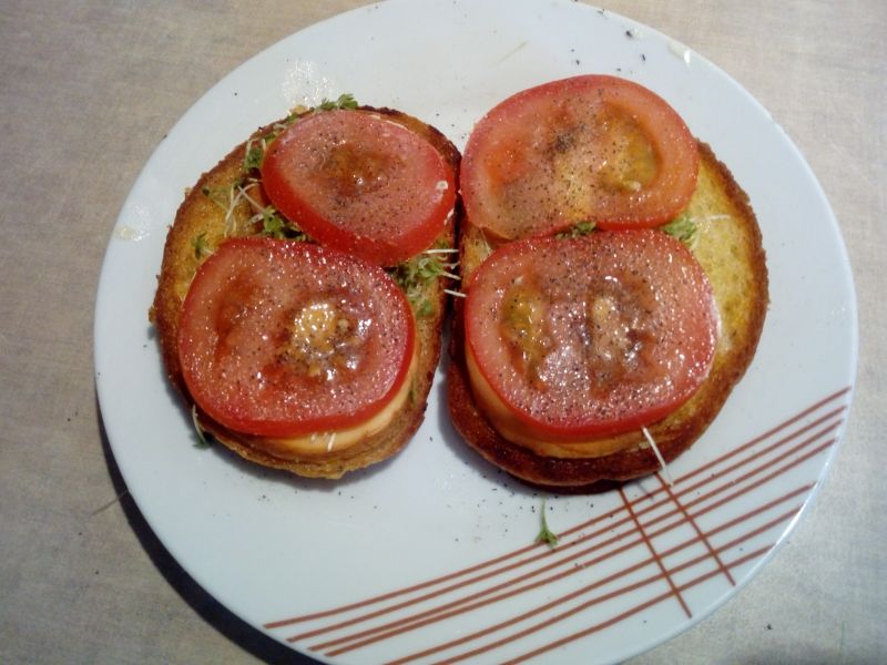 Mini zapiekanki z oscypkiem Mini zapiekanki z oscypkiem