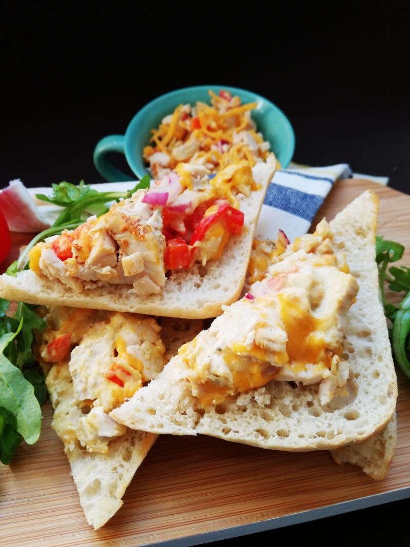 Mini zapiekanki z pieczonym kurczakiem  Mini zapiekanki z pieczonym kurczakiem