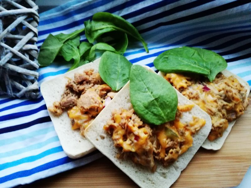 Mini zapiekanki z tuńczykiem i cheddarem