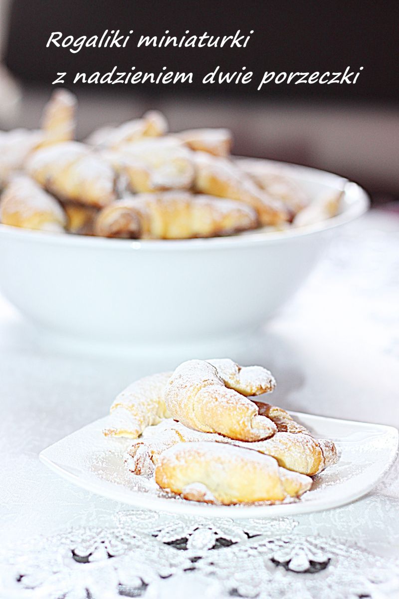 Miniatury  drożdżowe- rogaliki  z nadzieniem   Miniatury  drożdżowe- rogaliki  z nadzieniem