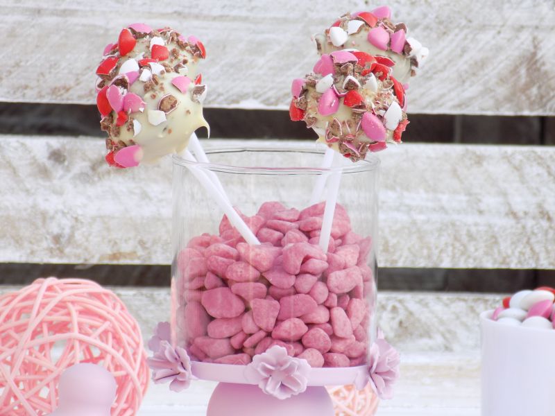 Miniciasteczka na patyku z cukierkami