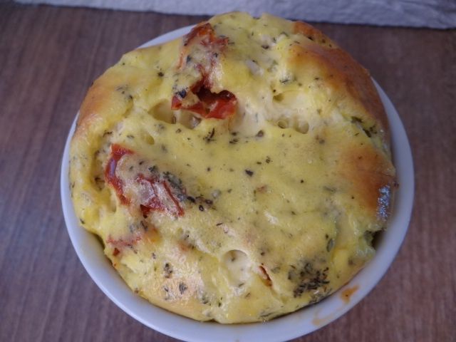 Miniomlety z szynką i suszonymi pomidorami