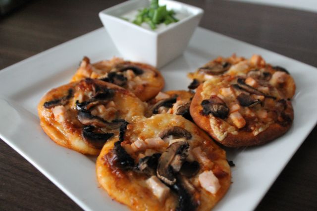 Minipizze z mozzarellą i suszonymi pomidorami