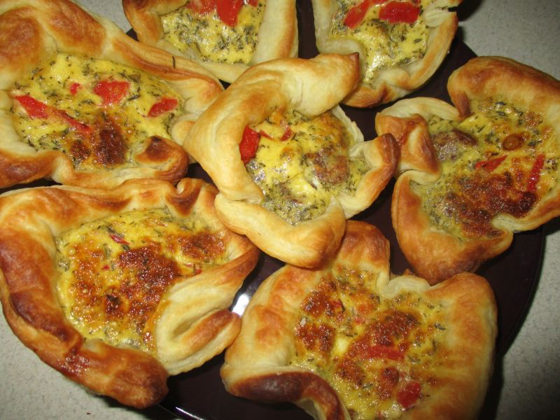 Miniquiche z ciasta francuskiego z kabanosami Miniquiche z ciasta francuskiego z kabanosami