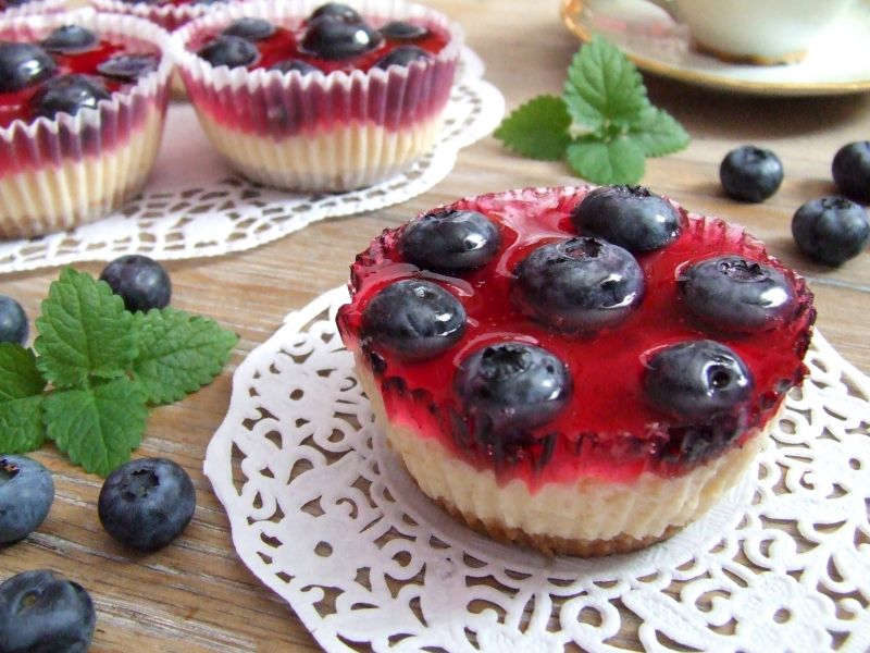 Miniserniczki brzoskwiniowe z borówkami