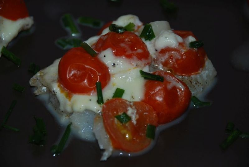 Mintaj pieczony z pomidorkami koktajlowymi