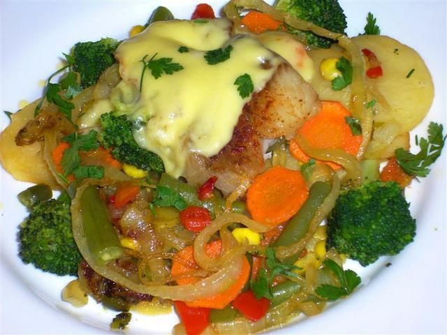 Mintaj smażony na warzywnej pierzynce