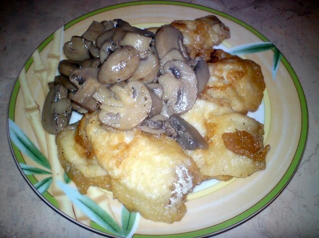 Mintaj w cieście z pieczarkami