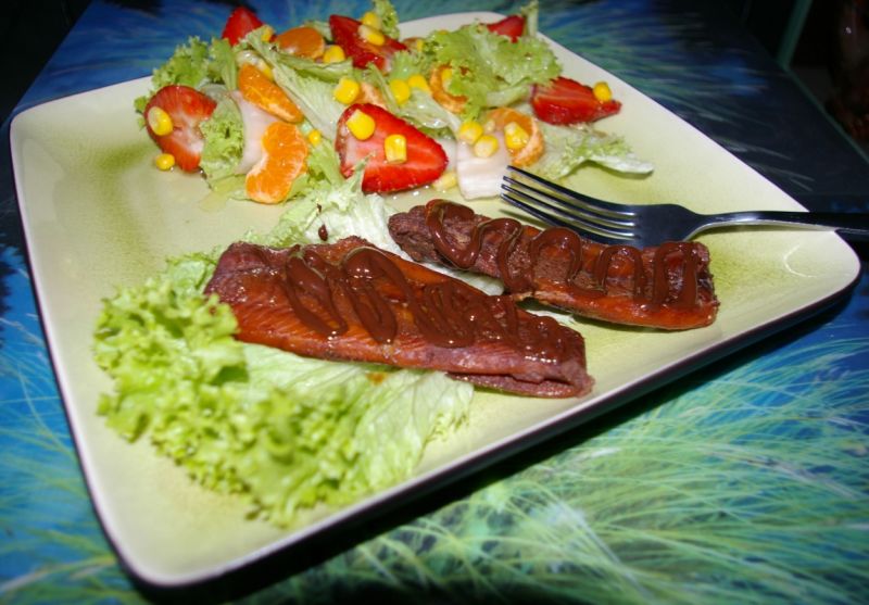 Mintaj w czekoladzie z sałatką z truskawkami