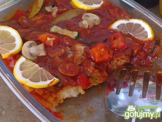 Mintaj w czerwonym sosie z warzywami  Mintaj w czerwonym sosie z warzywami