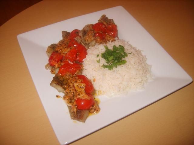 Mintaj z duszonymi pomidorkami 