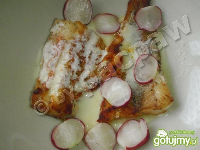 Mintaj z rzodkiewką w sosie jogurtowym