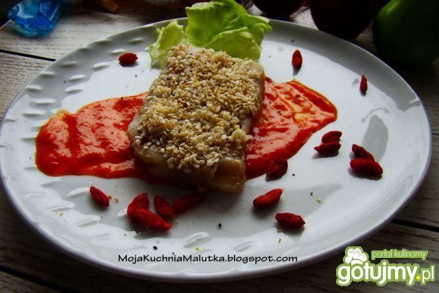 Mintaj z sezamem na sosie paprykowym 