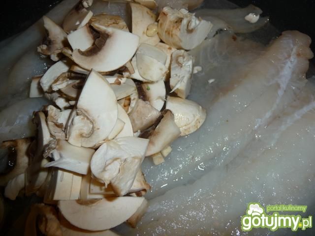 Mintaj z winem i pieczarkami Mintaj z winem i pieczarkami