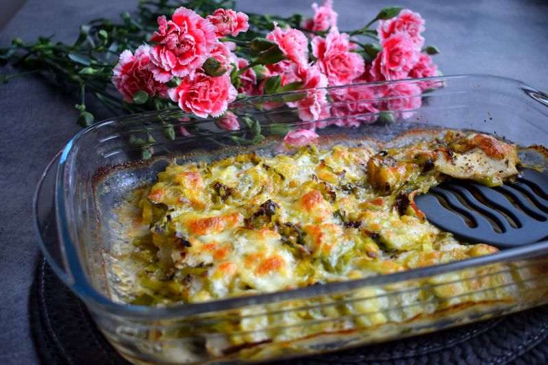 Mintaj zapiekany z porem i mozzarellą