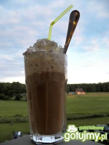 Miodowa kawa z bitą śmietaną