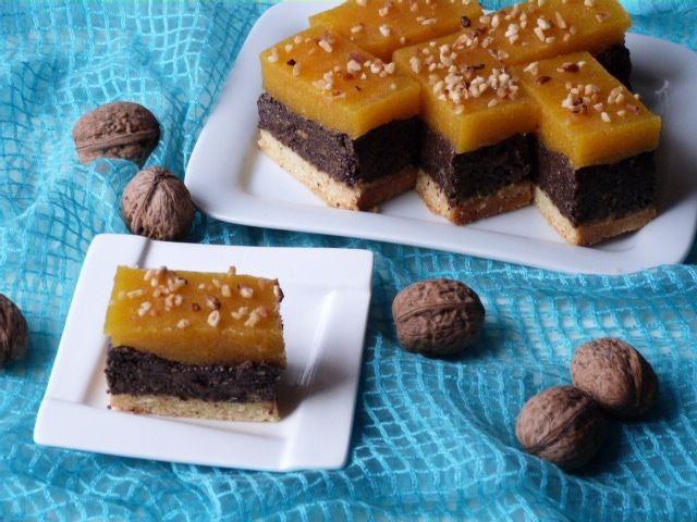 Miodowe ciasto z makiem i musem brzoskwiniowym