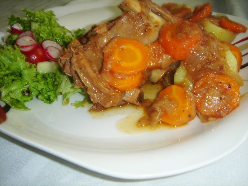 Miodowe żeberka duszone z warzywami