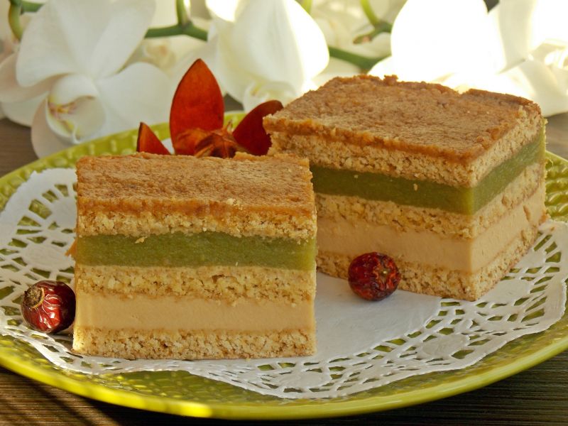 Miodownik kajmakowy z jabłkami