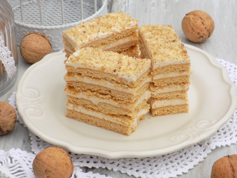 Miodownik z budyniowo - orzechowym kremem 