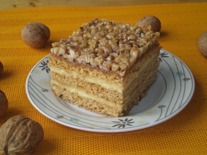 Miodownik z orzechami