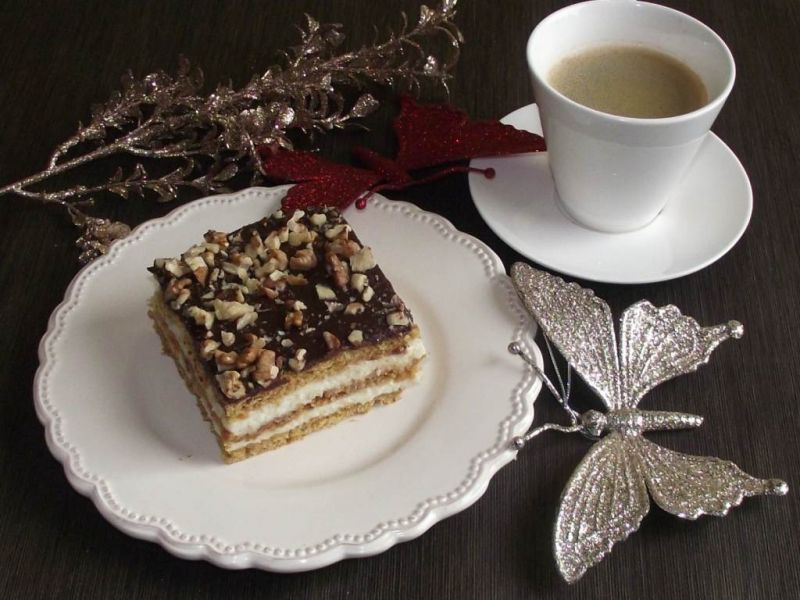 Miodownik z orzechami i kawą