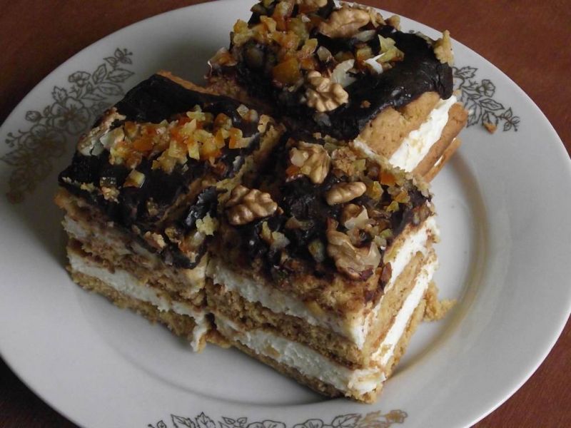 Miodownik z orzechami i skórką pomarańczową  Miodownik z orzechami i skórką pomarańczową