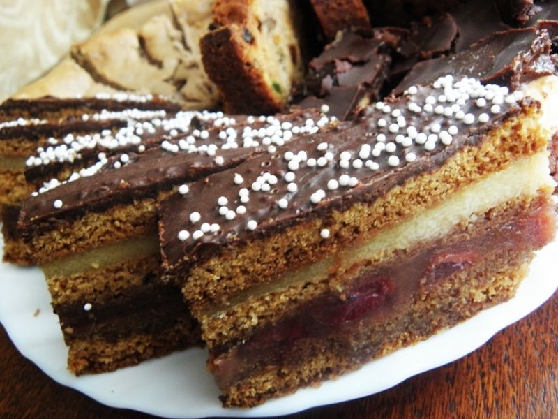 Miodownik z wiśniami i grysikiem