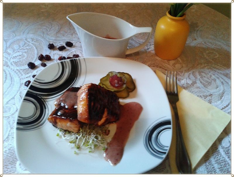 Miodowy łosoś z sosem żurawinowo-pomaranczowym Miodowy łosoś z sosem żurawinowo-pomaranczowym