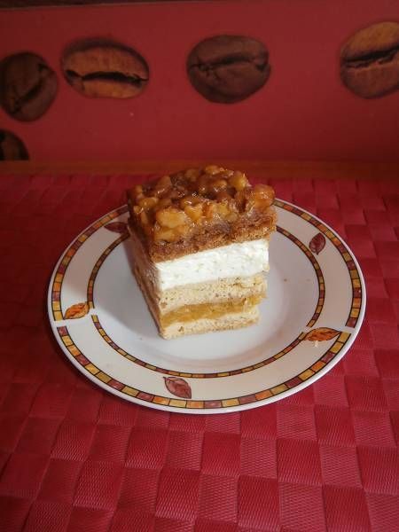 Miodowy orzechowiec z budyniową masą Miodowy orzechowiec z budyniową masą