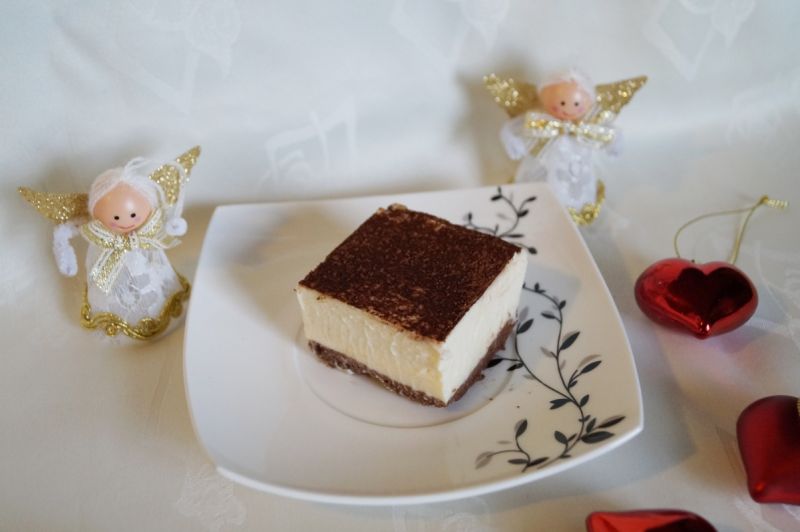 Miodowy sernik na piernikowym spodzie