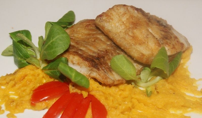 Miruna na puree z pieczonej dyni hokkaido